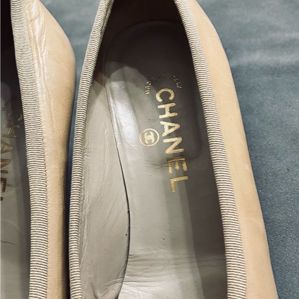 CHANEL Two-Tone Beige and Black heels - Picture 10 of 12